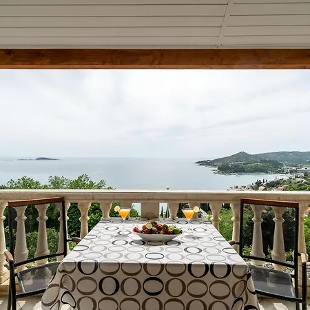 Pensión Deluxe 4*